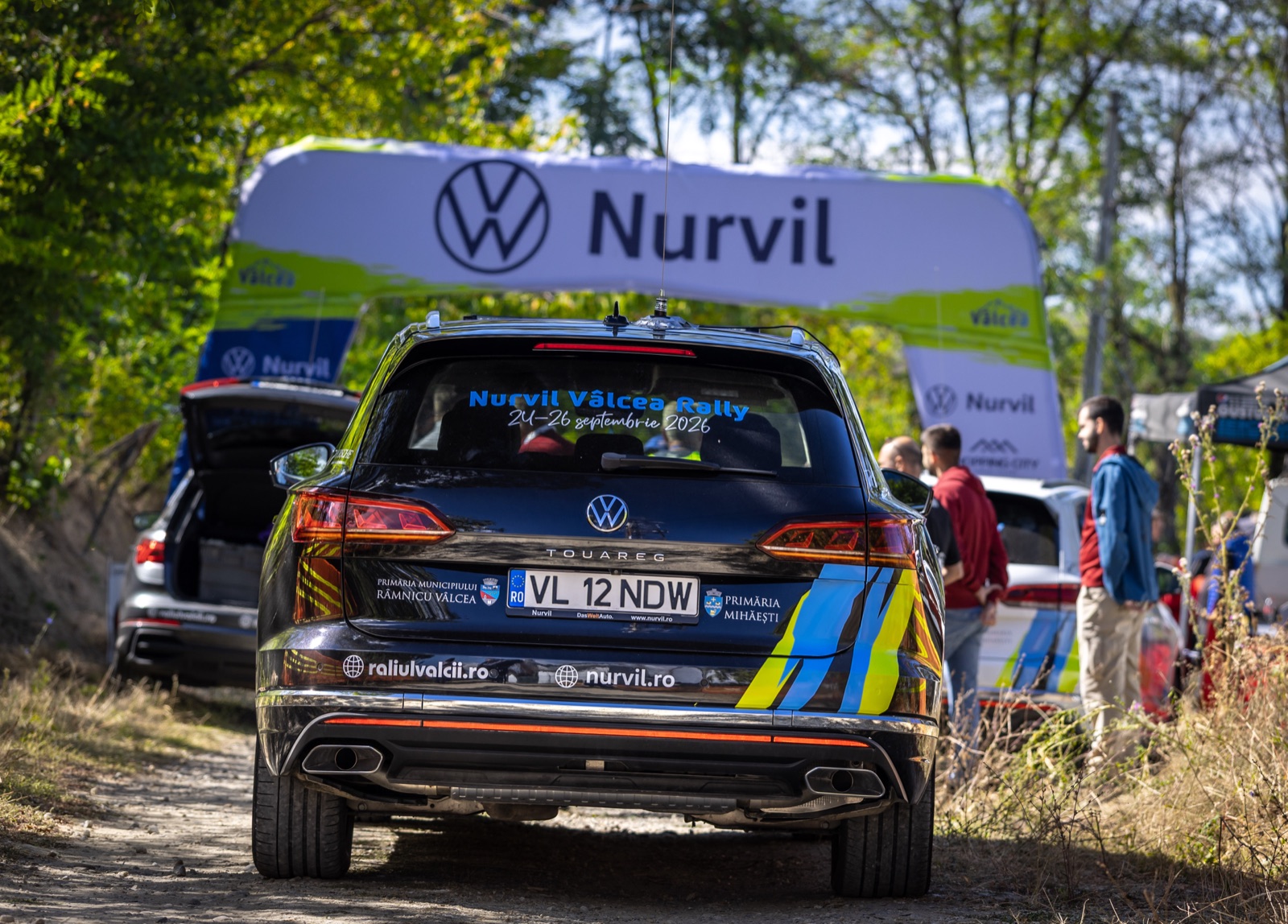 Volkswagen Touareg Nurvil sub arcada Nurvil, la Raliul Vâlcii Nurvil 2026