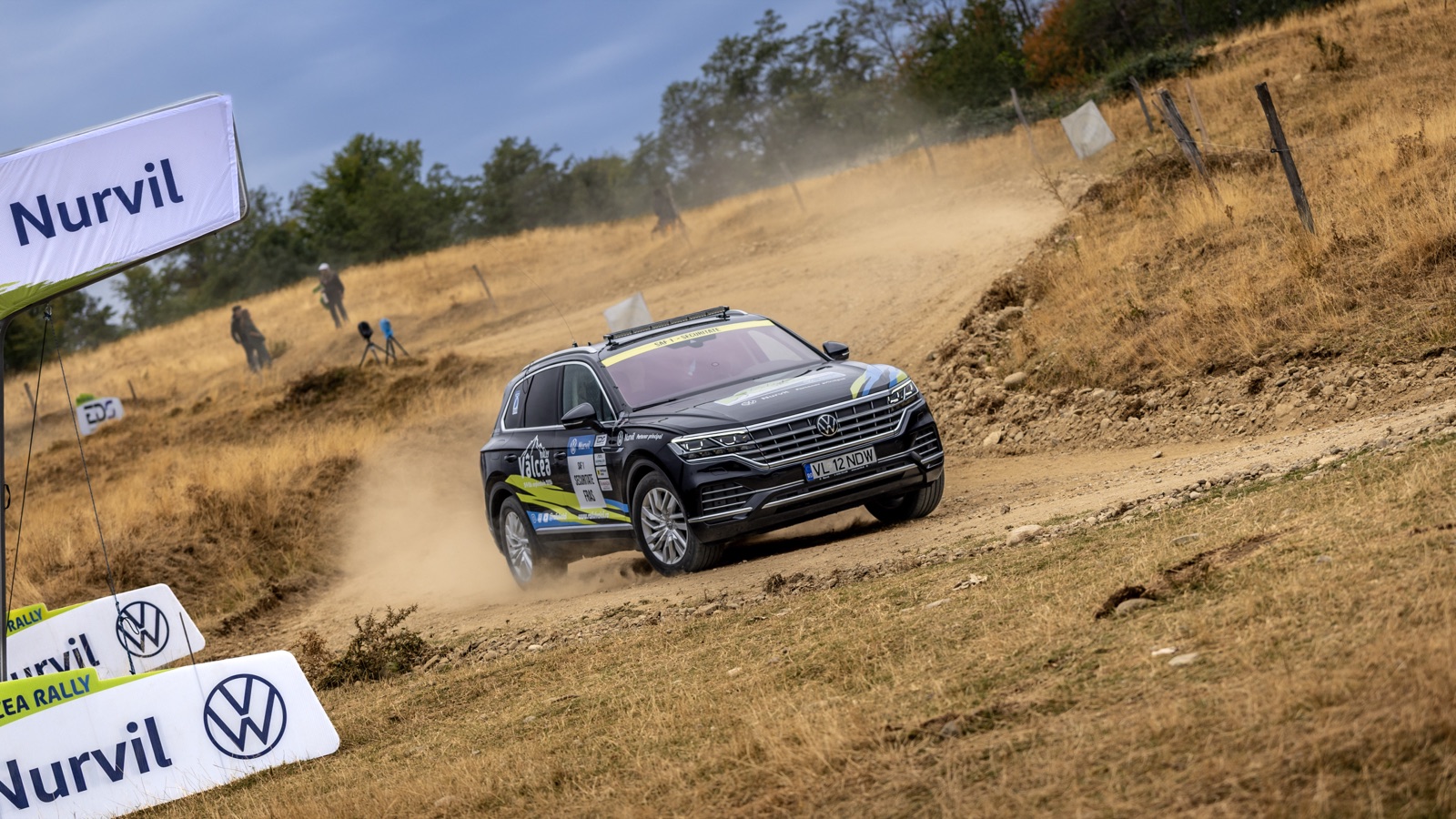 Volkswagen Touareg Nurvil, mașina de siguranță FRAS, pe macadamul Raliului Vâlcii 2026