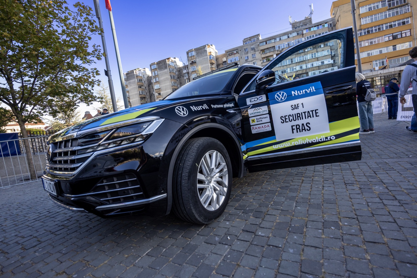 Volkswagen Touareg Nurvil SAF 1 Securitate FRAS în centrul municipiului Râmnicu Vâlcea