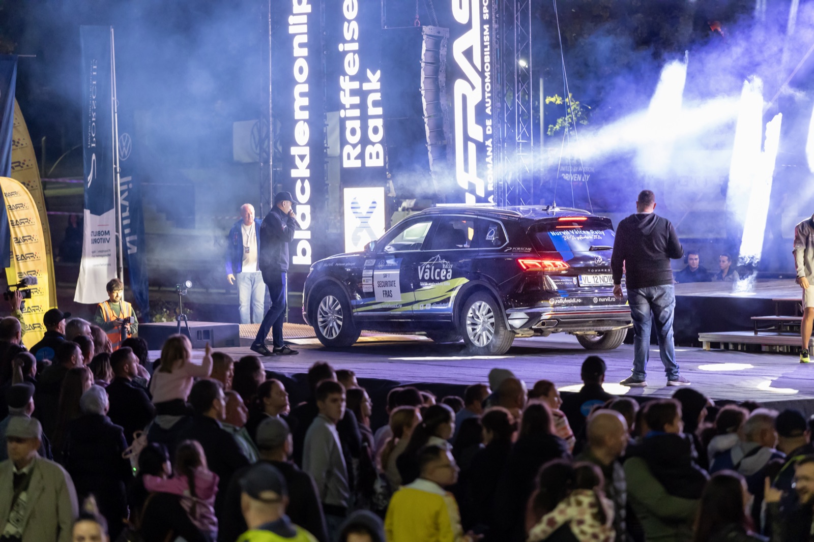 Volkswagen Touareg Nurvil pe scena festivității de premiere din Centrul Civic, Raliul Vâlcii 2026