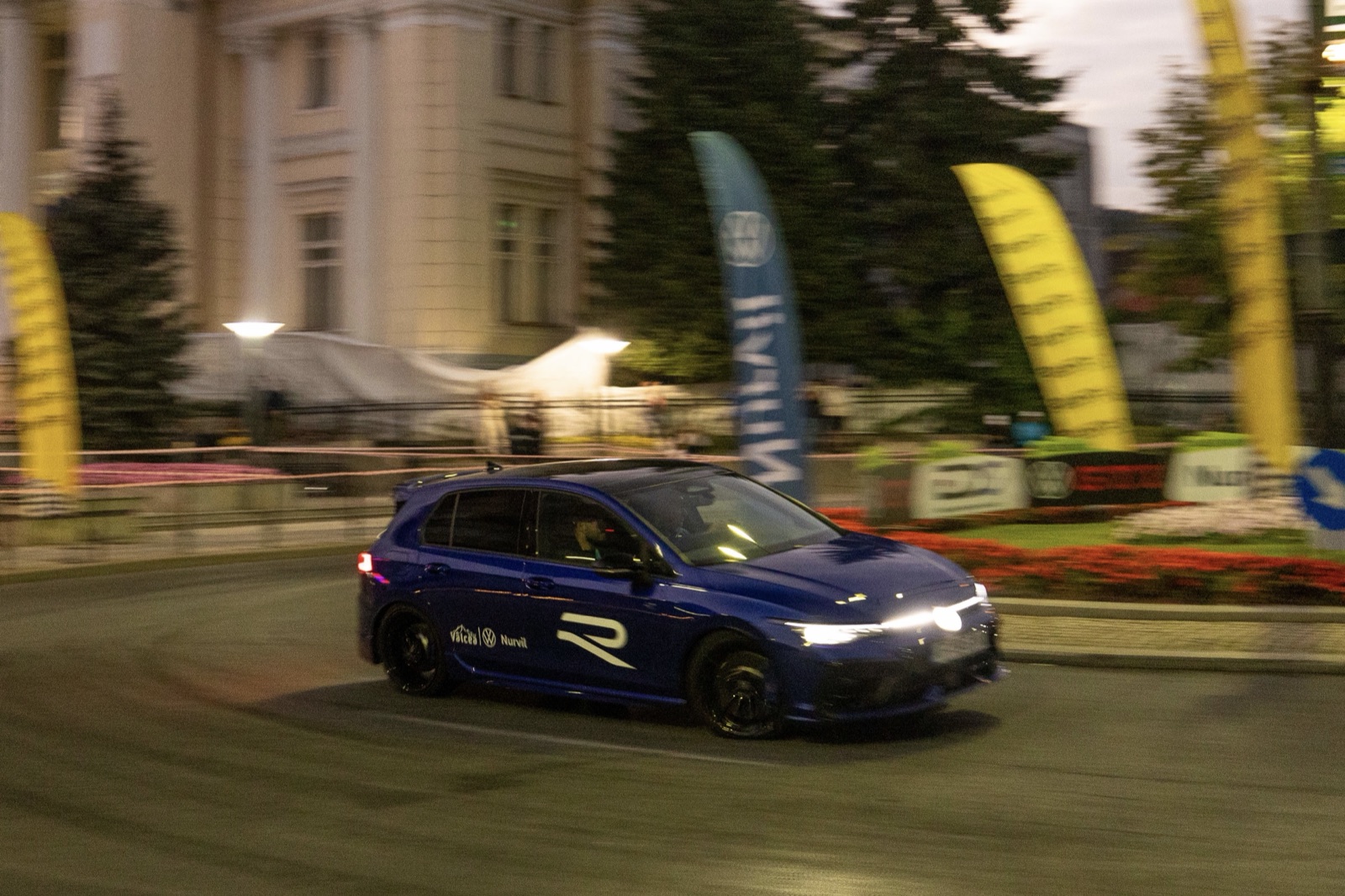 Volkswagen Golf R Nurvil pe Superspeciala Nurvil Show, în centrul Râmnicului Vâlcea