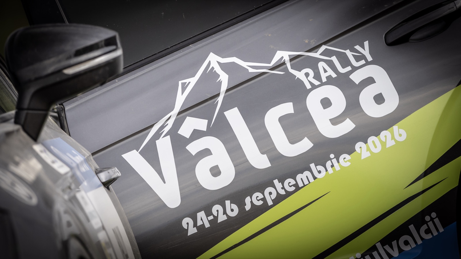 Sigla Vâlcea Rally 24–26 septembrie 2026 pe portiera unui Volkswagen Nurvil