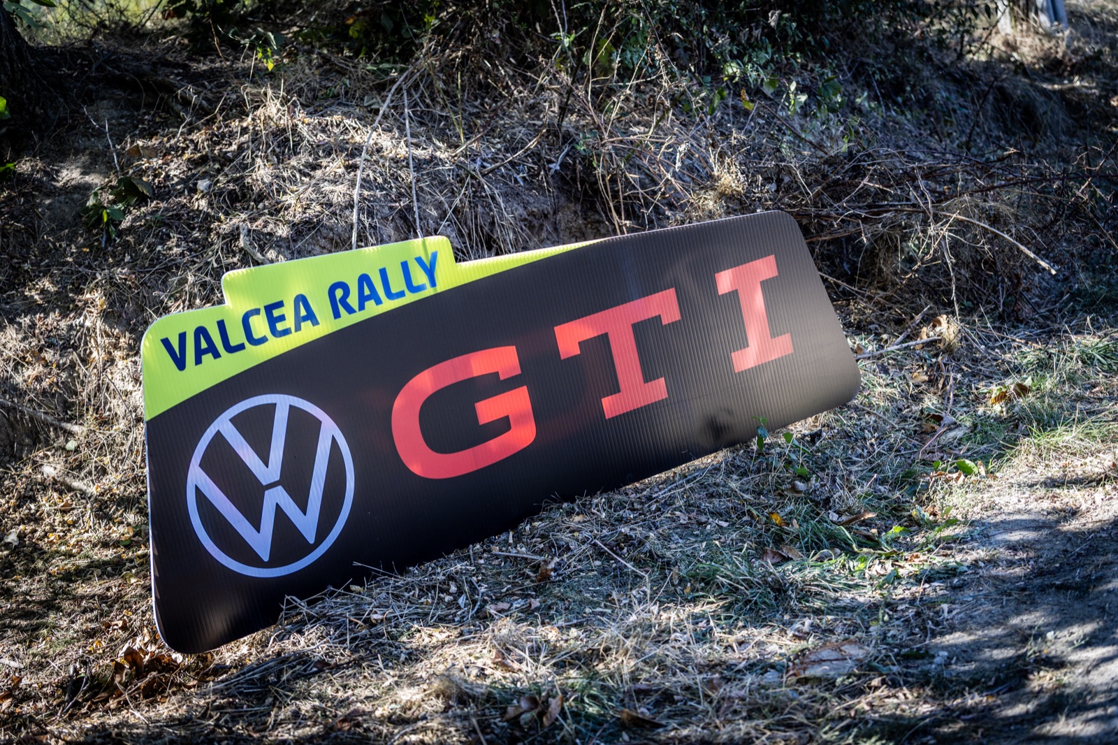 Panou Volkswagen GTI Vâlcea Rally pe marginea unei probe speciale