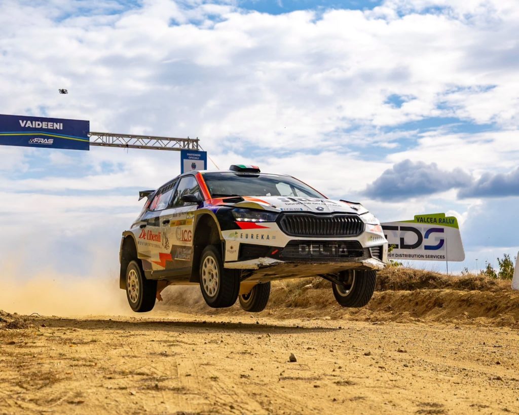 Giovanni Trentin și Pietro Elia Ometto, câștigătorii Raliului Vâlcii Nurvil 2026, în salt cu Škoda Fabia RS Rally2 pe proba Vaideeni